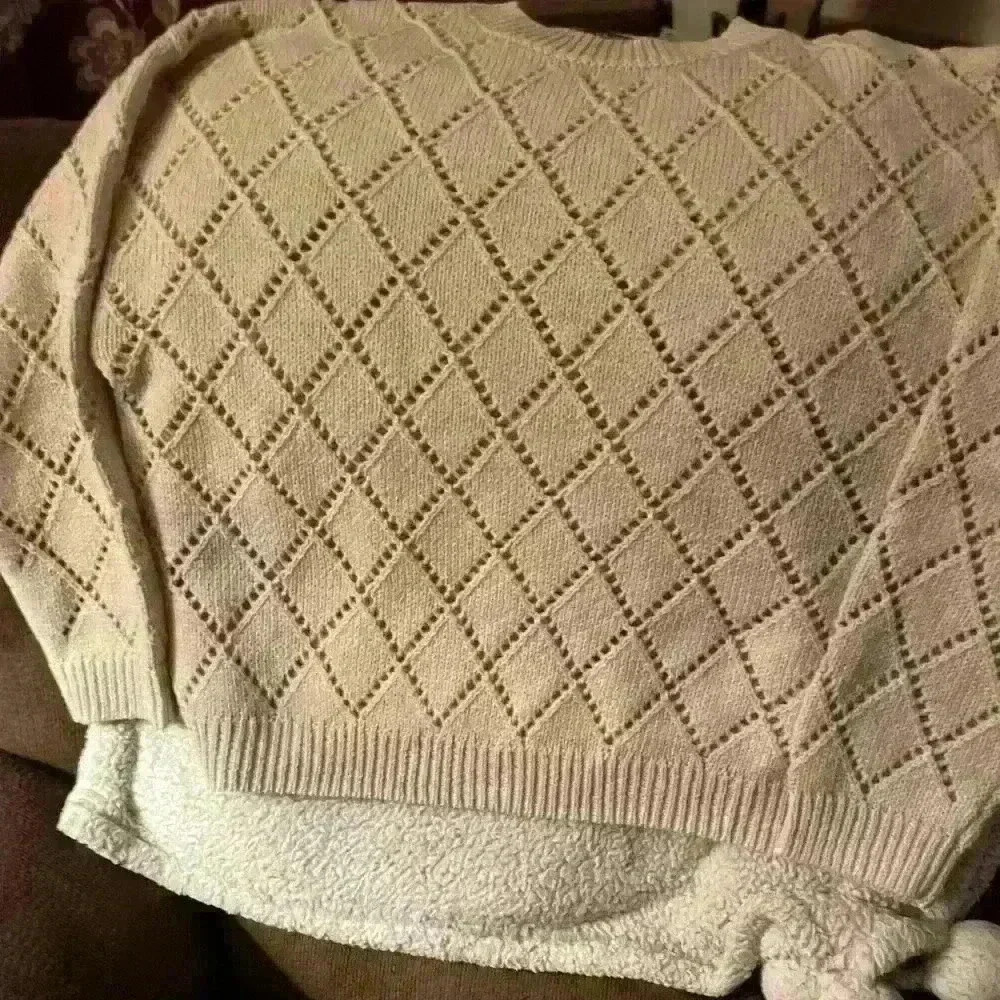 Ladies Ecru solid colored sweater sz L triangle pattern,